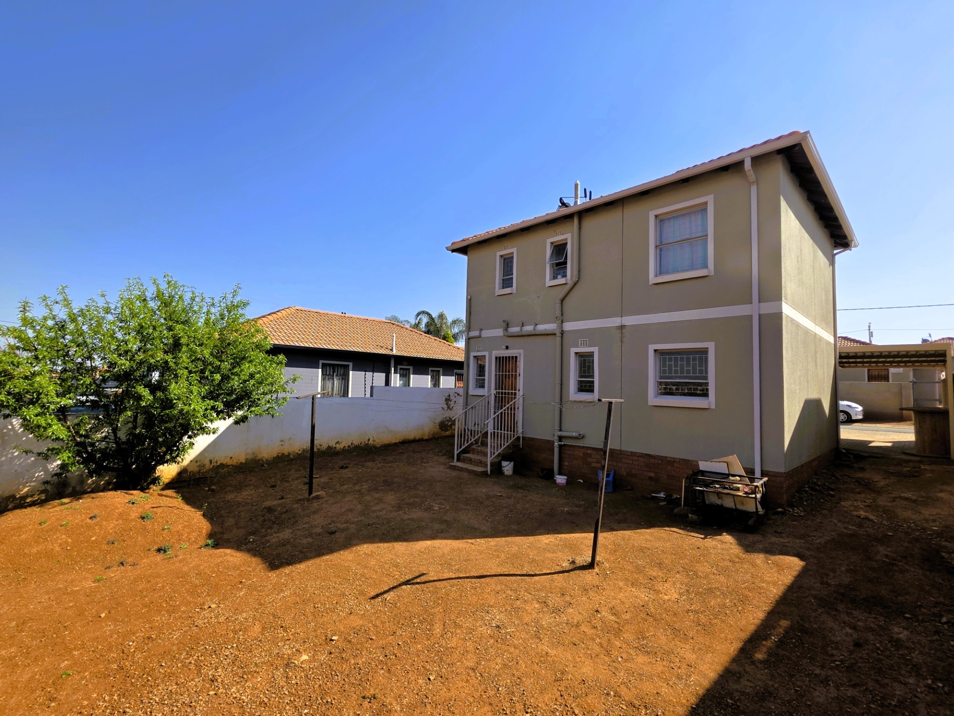 Spacious 3 Bedroom Freehold Duplex with 420 m² Stand 4