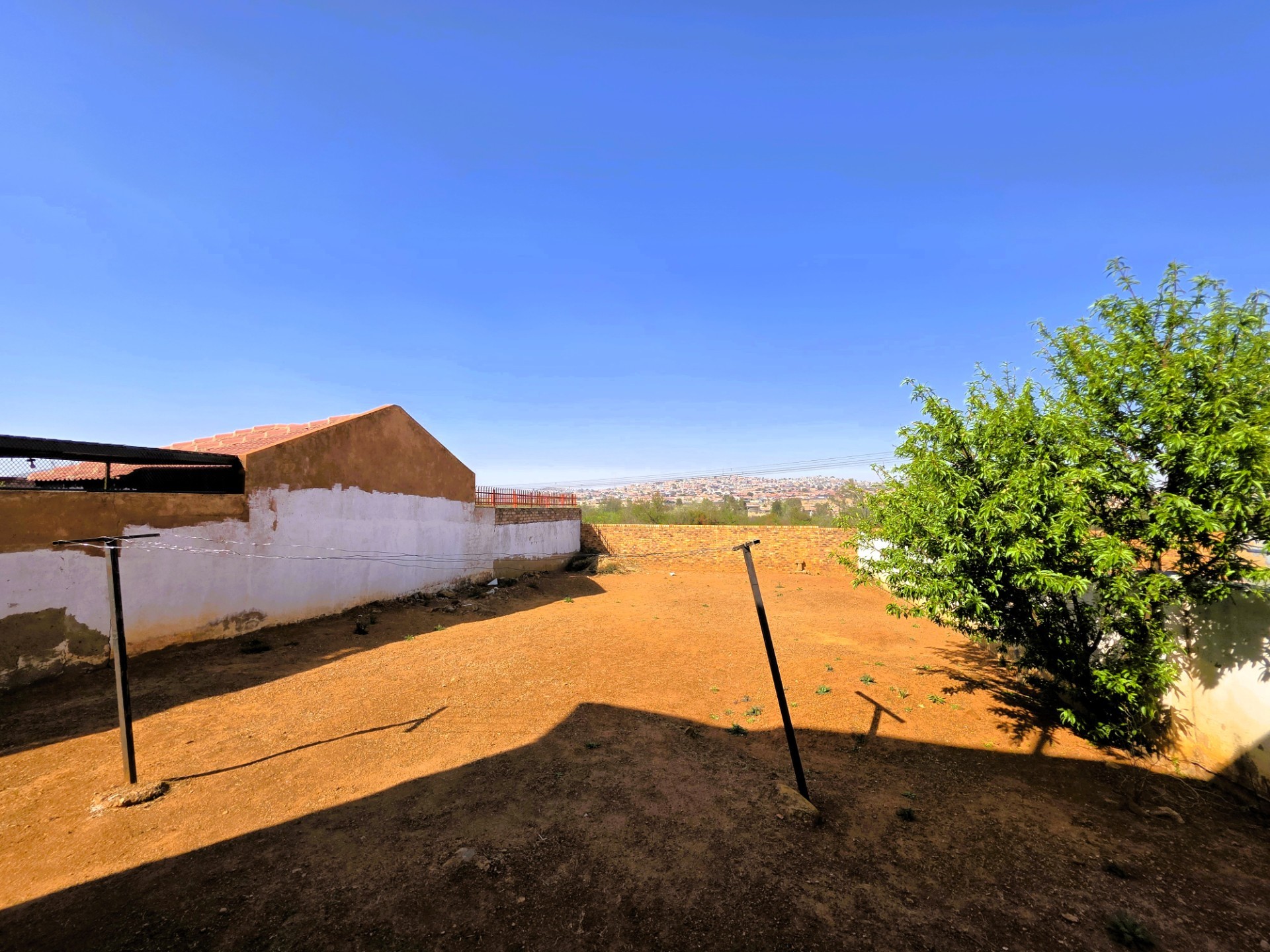 Spacious 3 Bedroom Freehold Duplex with 420 m² Stand 5
