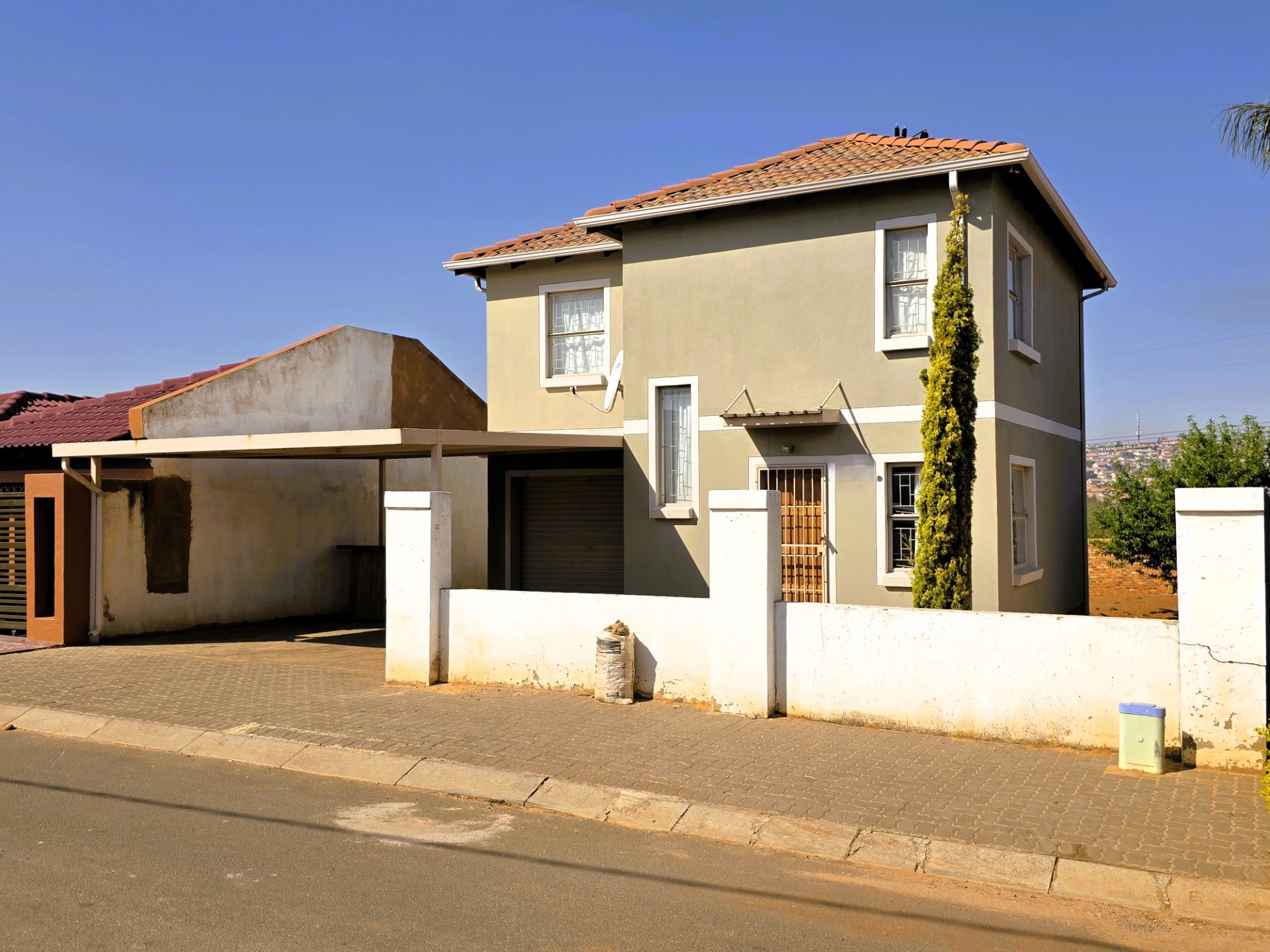 Spacious 3 Bedroom Freehold Duplex with 420 m² Stand 2