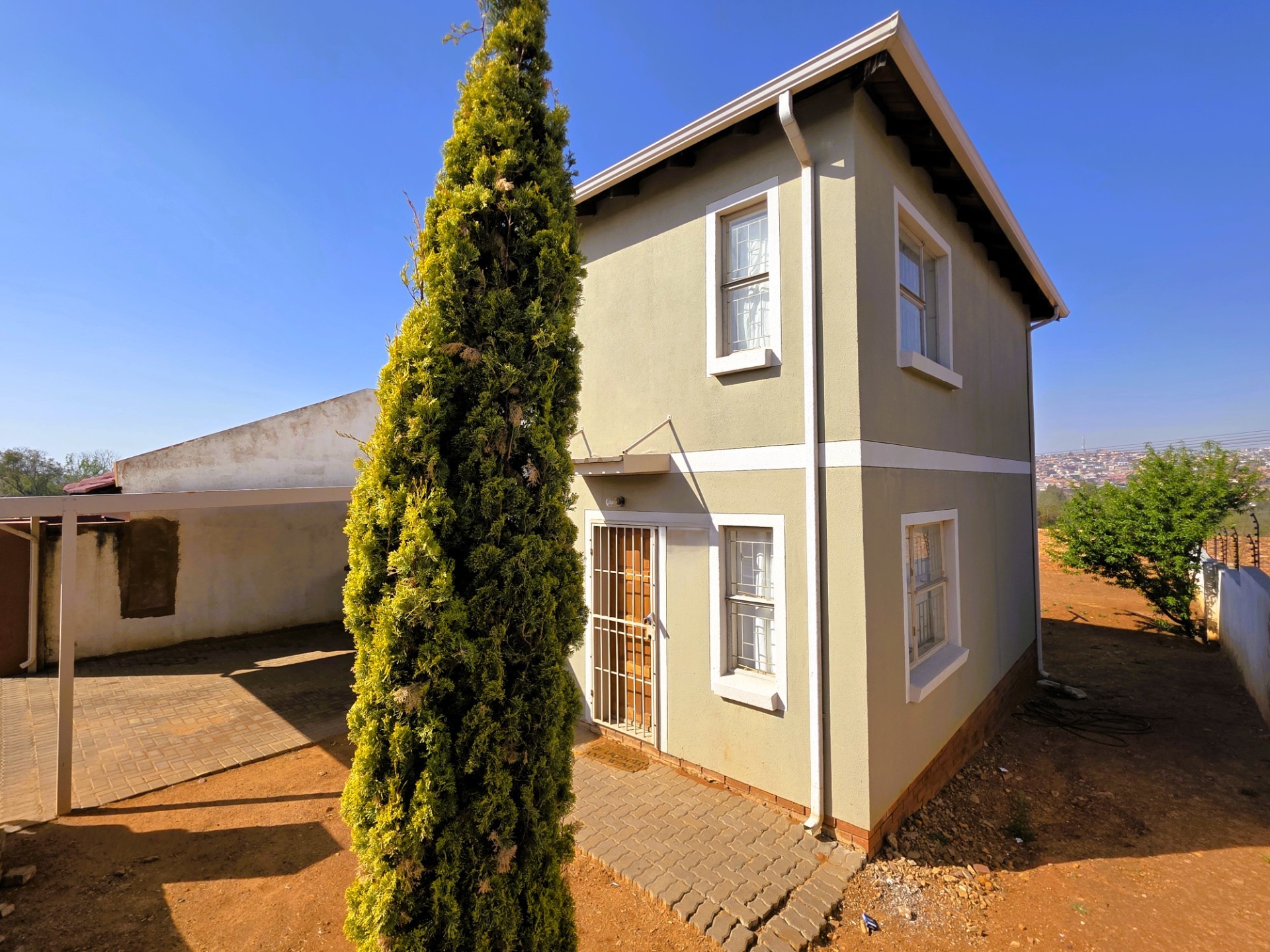 Spacious 3 Bedroom Freehold Duplex with 420 m² Stand 3
