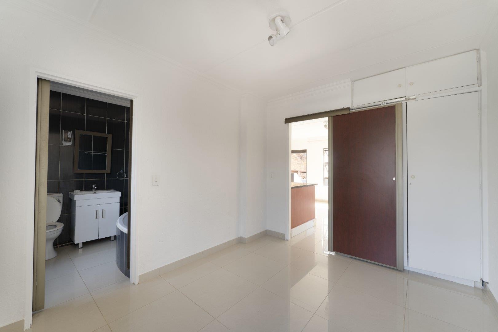 Apartment for sale in Bruma, Johannesburg, 51 m²