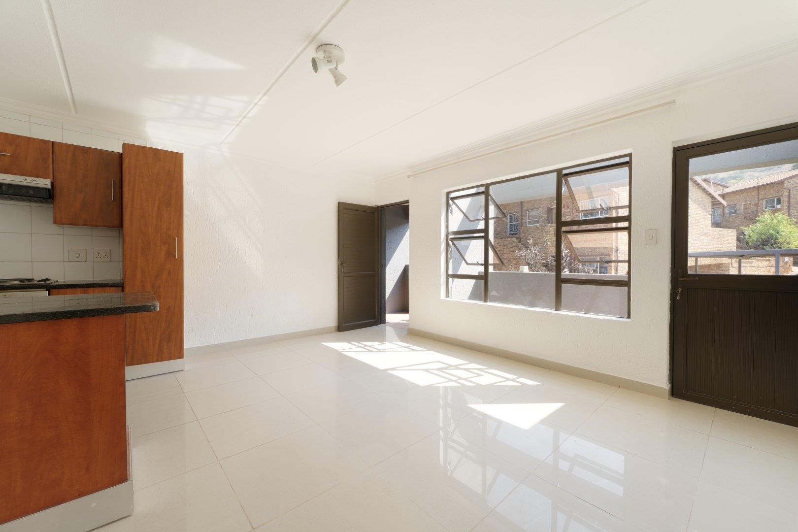 Apartment for sale in Bruma, Johannesburg, 51 m²