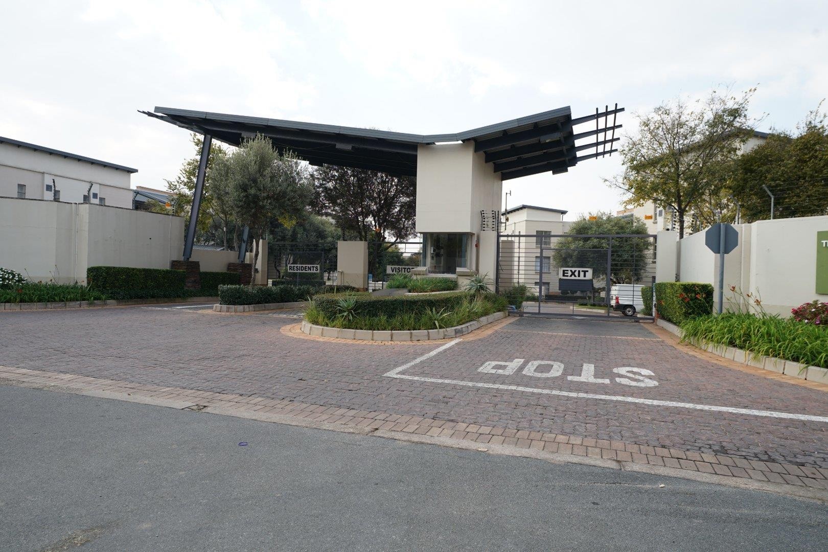 Apartment for sale in Lonehill, Sandton, 61 m²