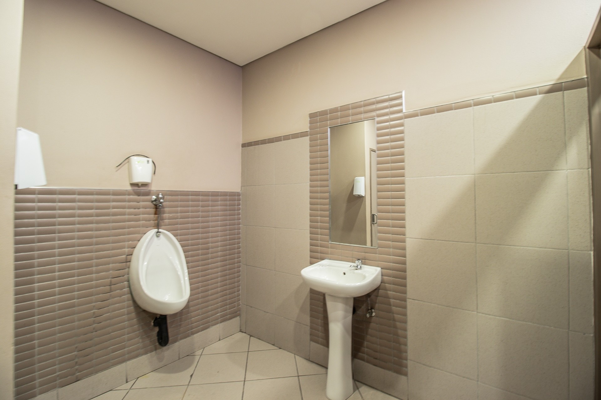 Commercial Property for rent in Johannesburg Central, Johannesburg, 69 m²
