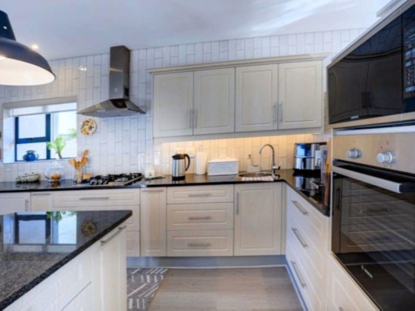 House for sale in Village On Sea, Mossel Bay, 307 m²