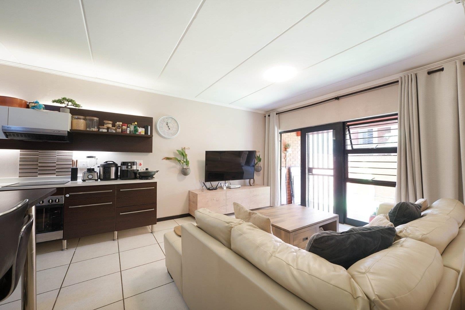 Apartment for sale in Douglasdale, Sandton, 65 m²