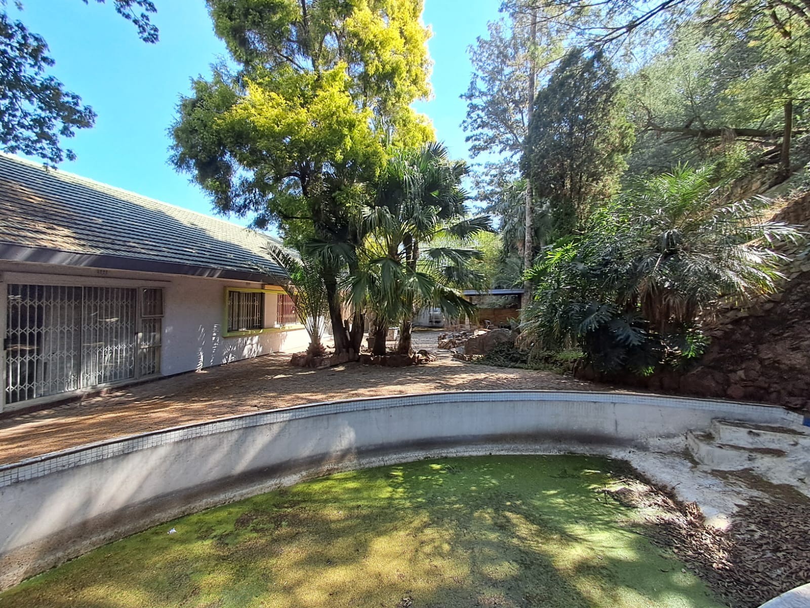 House for sale in Cyrildene, Johannesburg, 2200 m²