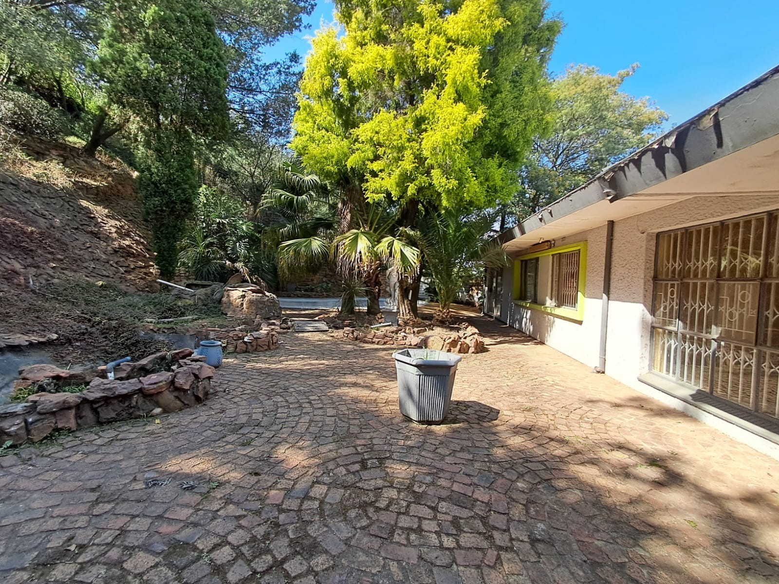 House for sale in Cyrildene, Johannesburg, 2200 m²
