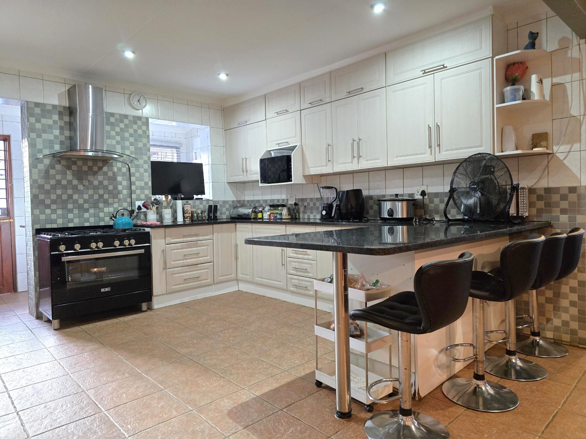 House for sale in Glen Marais, Kempton Park, 701 m²
