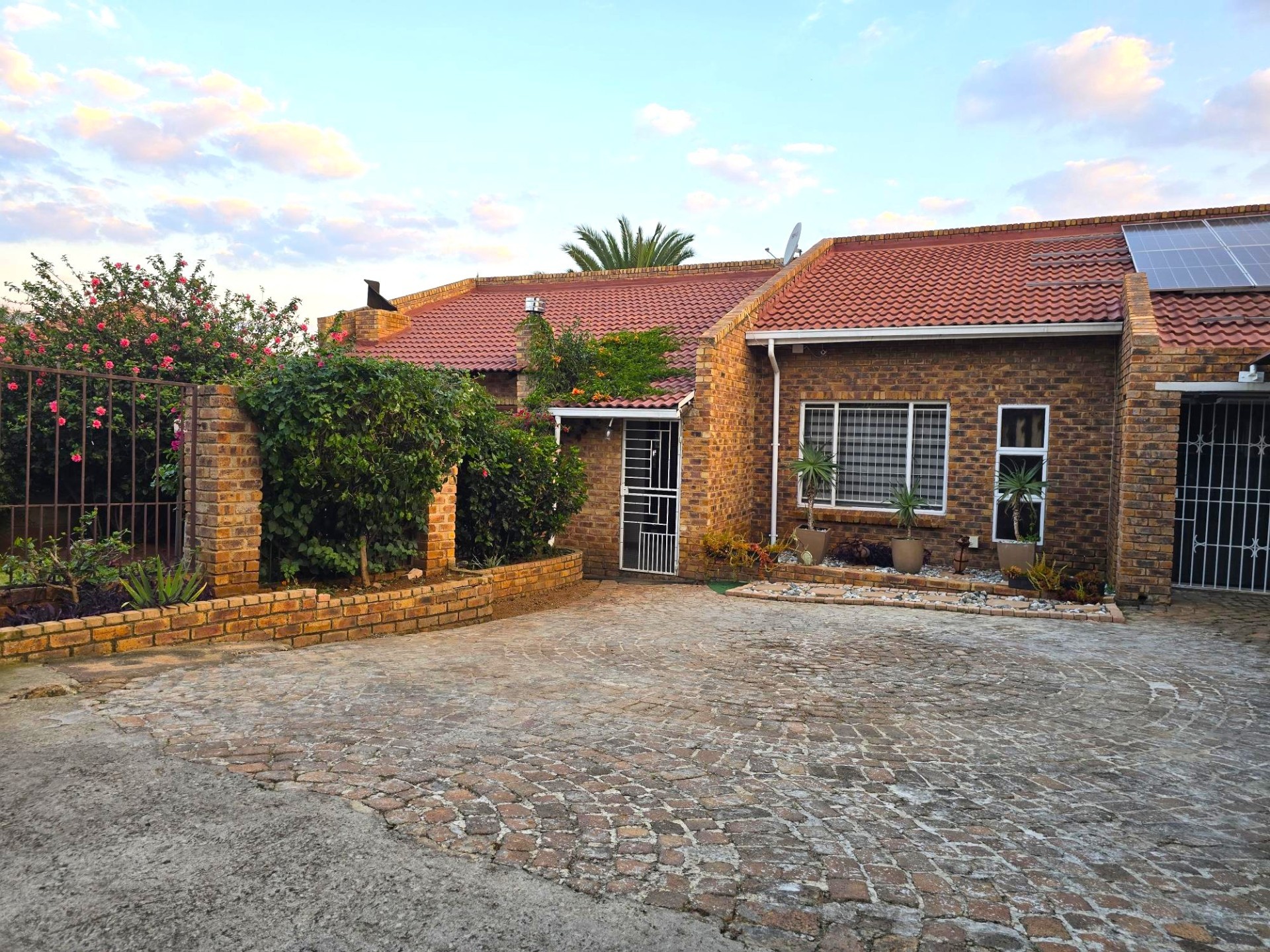 House for sale in Glen Marais, Kempton Park, 701 m²