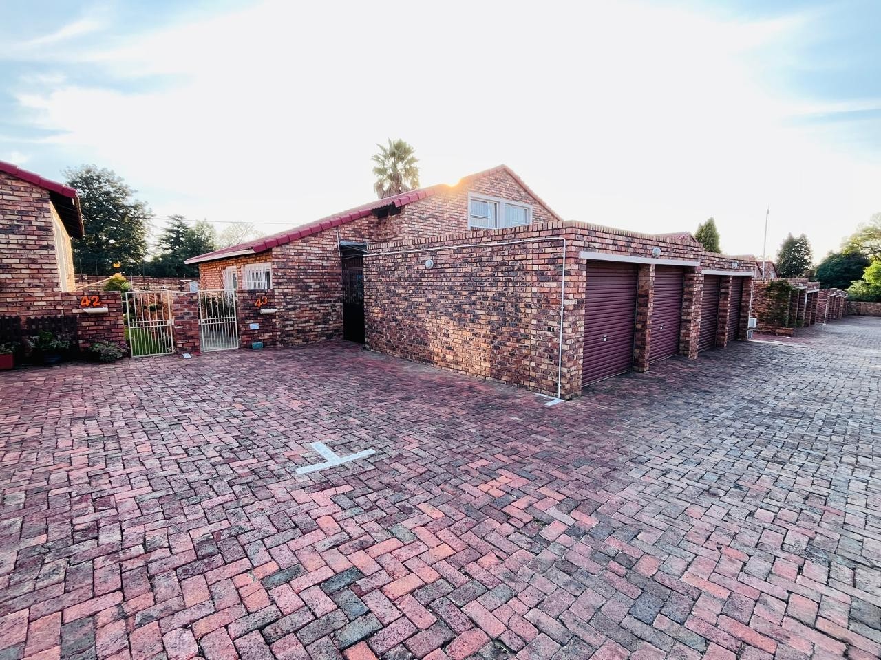 Townhouse For Sale in Weltevreden Park (URGENT SALE!!!)