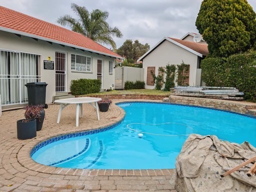 Townhouse for rent in Northwold, Randburg, 72 m²
