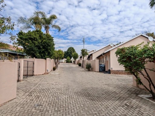 Townhouse for rent in Northwold, Randburg, 72 m²