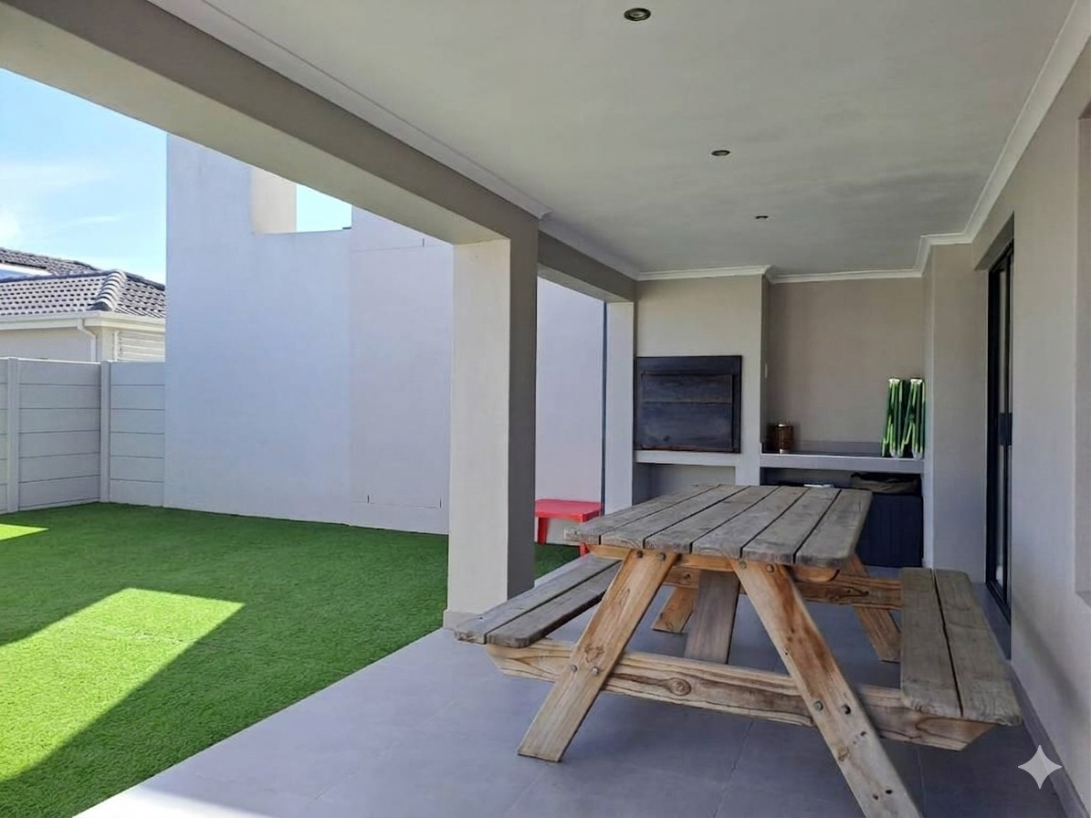 Townhouse for rent in Parklands North, Blouberg, 209 m²