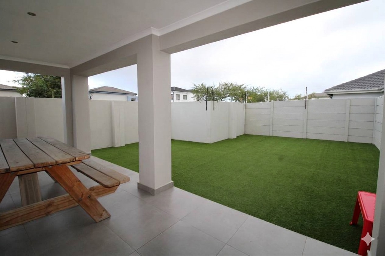 Townhouse for rent in Parklands North, Blouberg, 209 m²