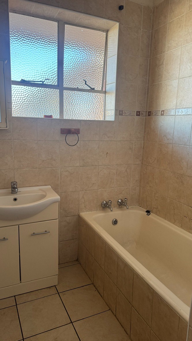 Apartment for sale in Parkhill Gardens, Germiston, 1 4 Gill St, Parkhill Gardens, Germiston, 1401 (2nd floor), Lapworth Grange, 4 Gill Street, Parkhill Gardens, Germiston, Gauteng