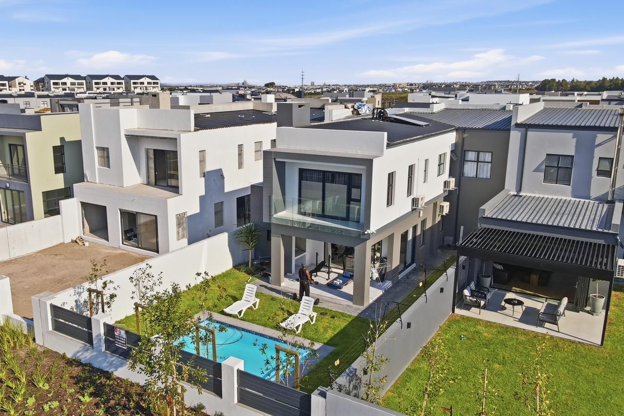 House for sale in Sandown, Blouberg, 250 m²
