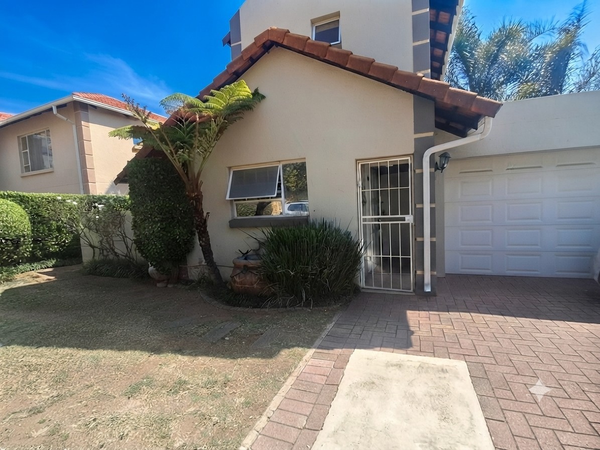 House for sale in Broadacres, Sandton, 190 m²