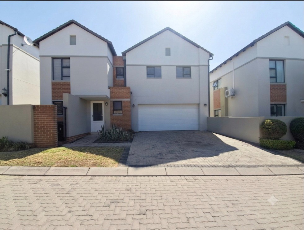 House for sale in Broadacres, Sandton, 1225 m²