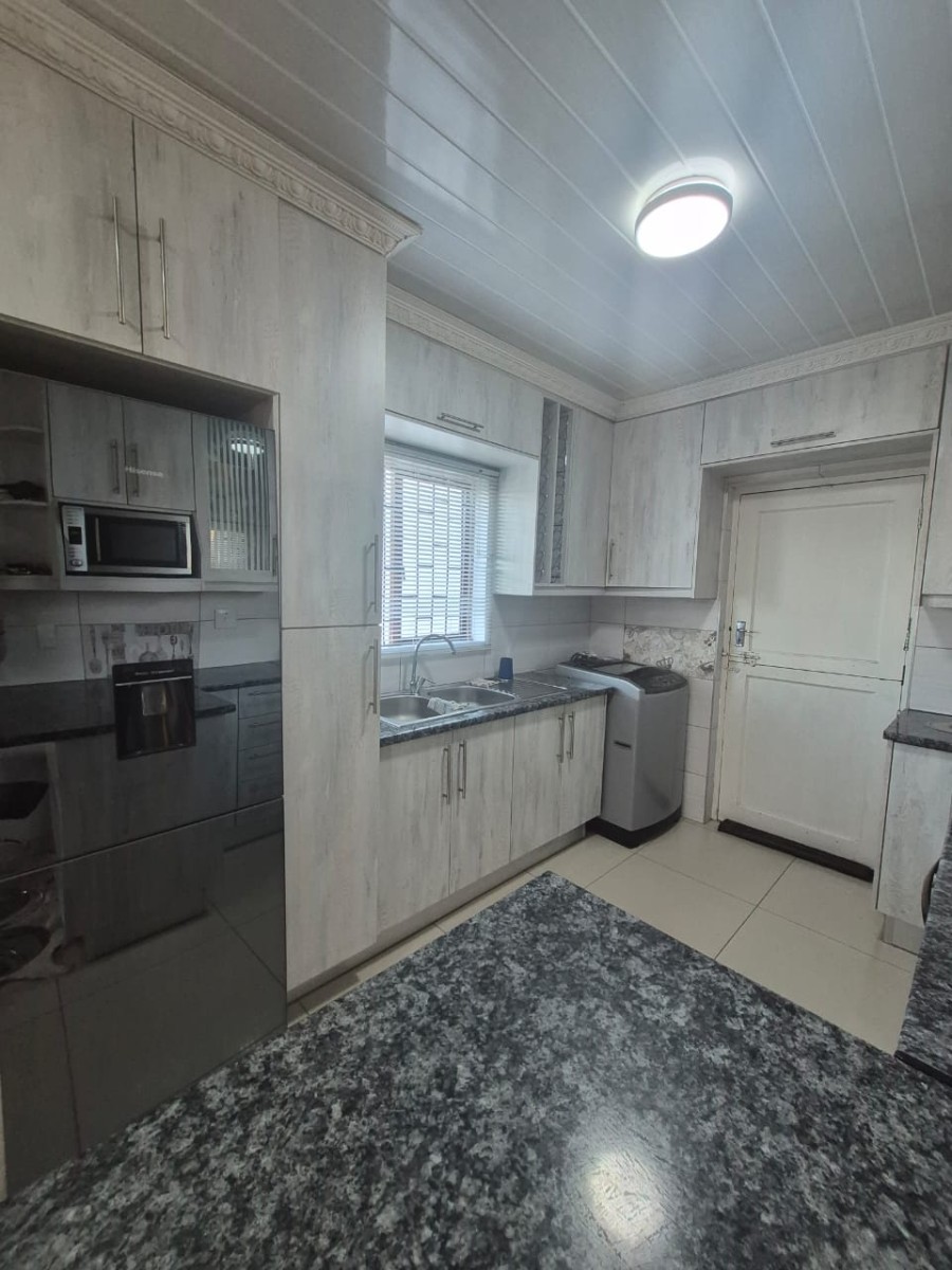 Townhouse for rent in Forest Glade, Eersterivier, 100 m²