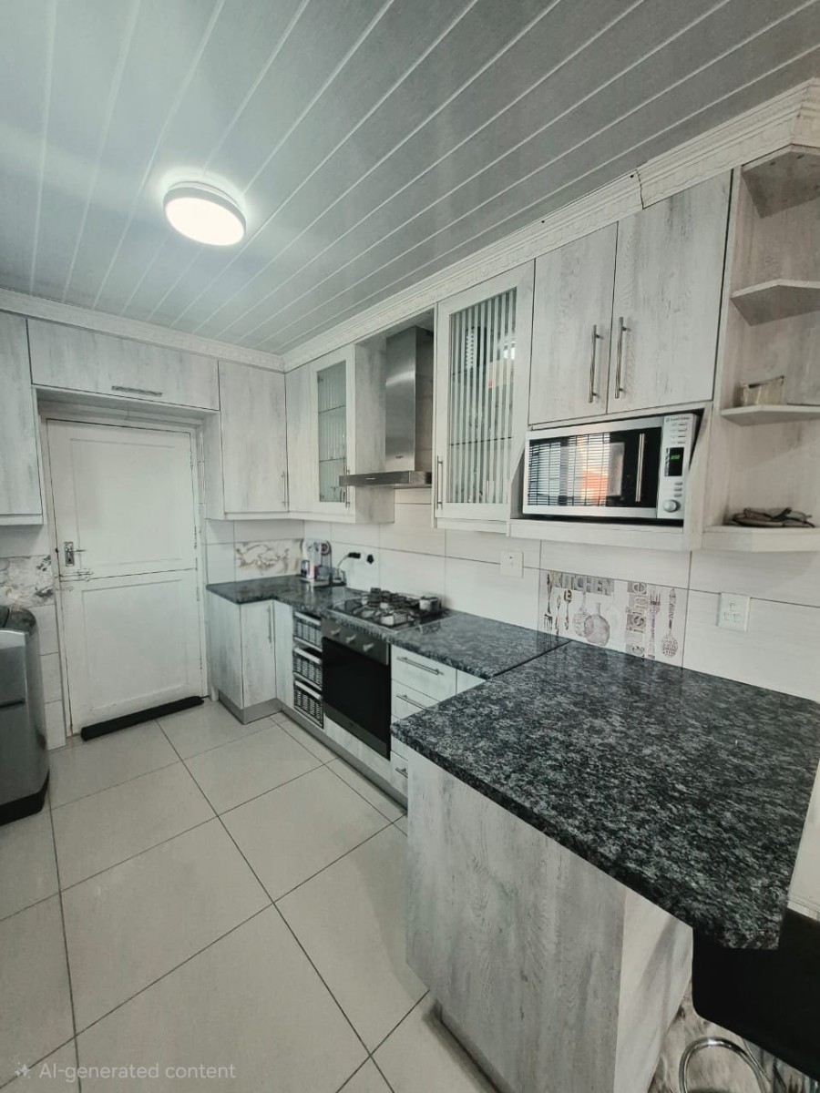 Townhouse for rent in Forest Glade, Eersterivier, 100 m²