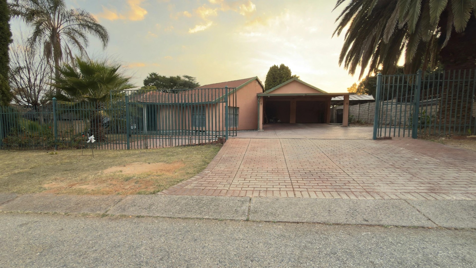 House for sale in Heuweloord, Centurion, 240 m²