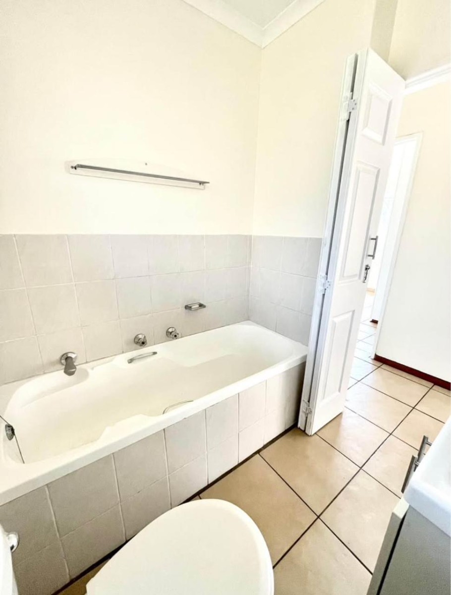 Townhouse for rent in Breaunanda, Krugersdorp