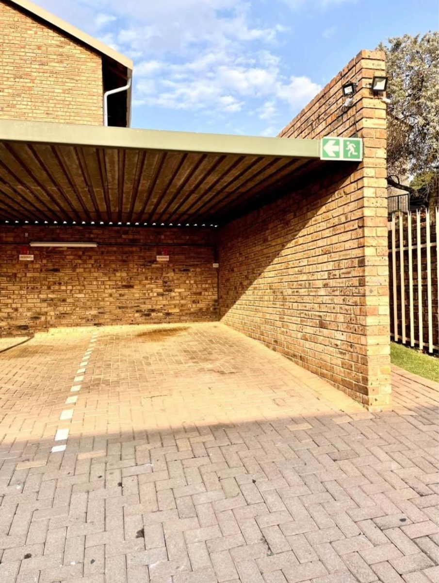 Townhouse for rent in Breaunanda, Krugersdorp