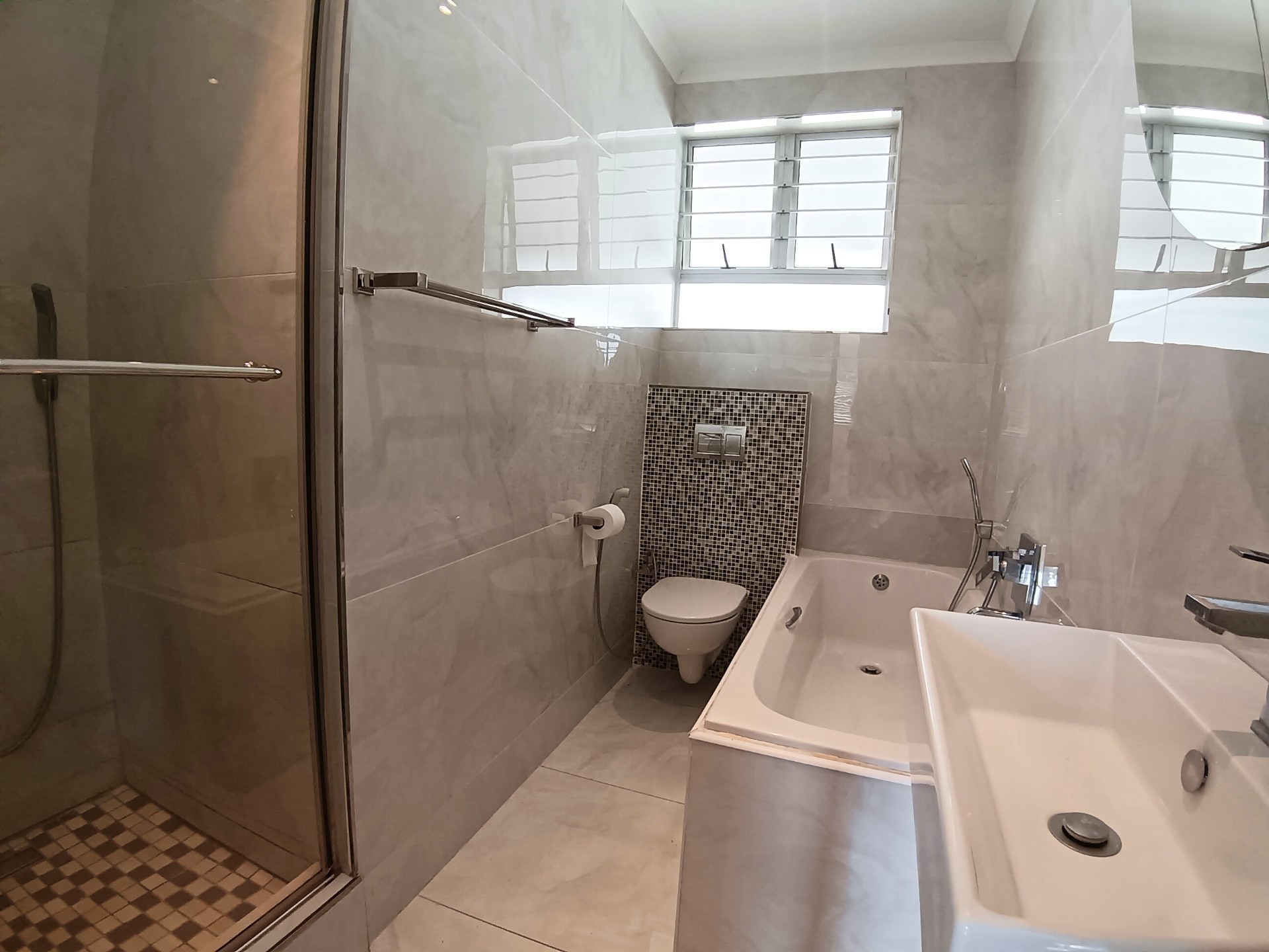 Apartment for sale in Essenwood, Durban, KwaZulu Natal, 110 m²
