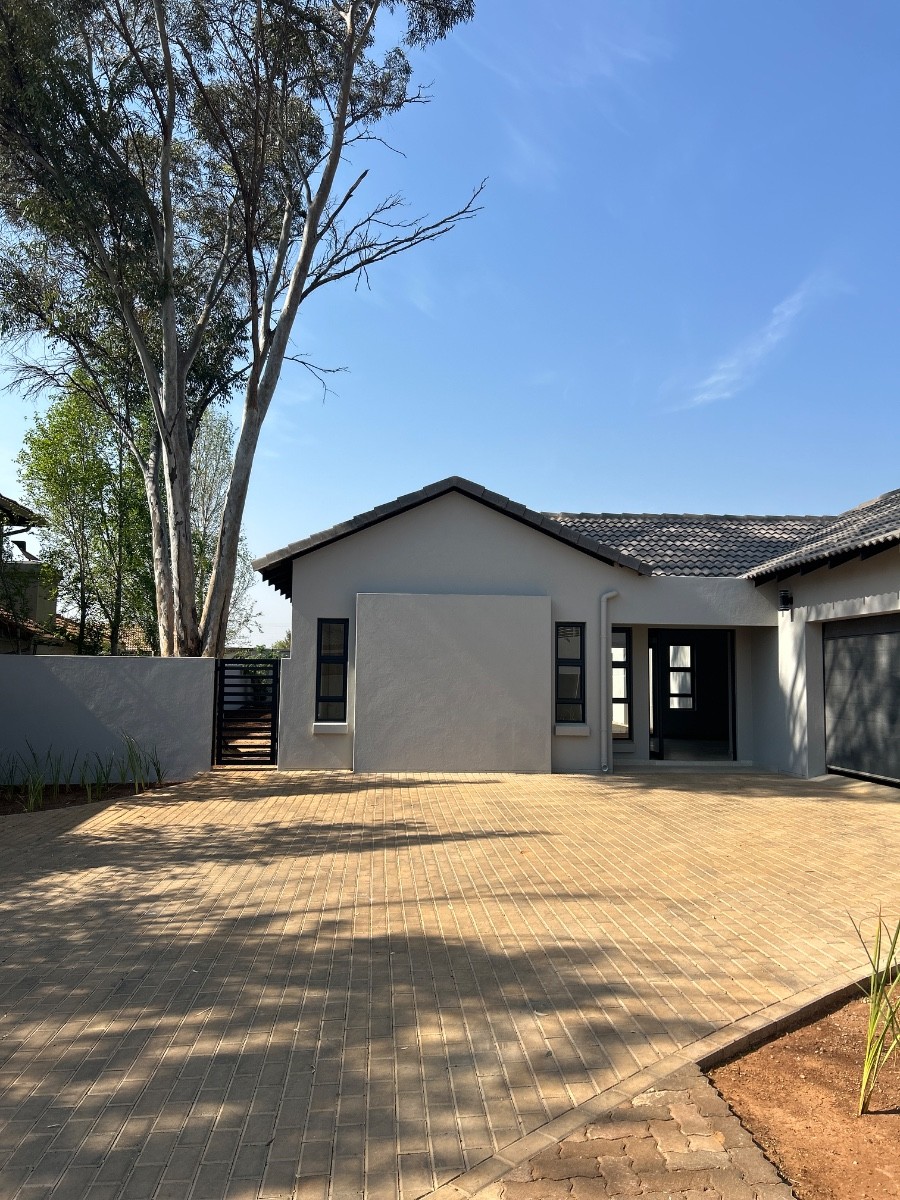 Designed for Family Living And Entertainining Brand New 4 Bed Plus Study (No Transfer Fees)