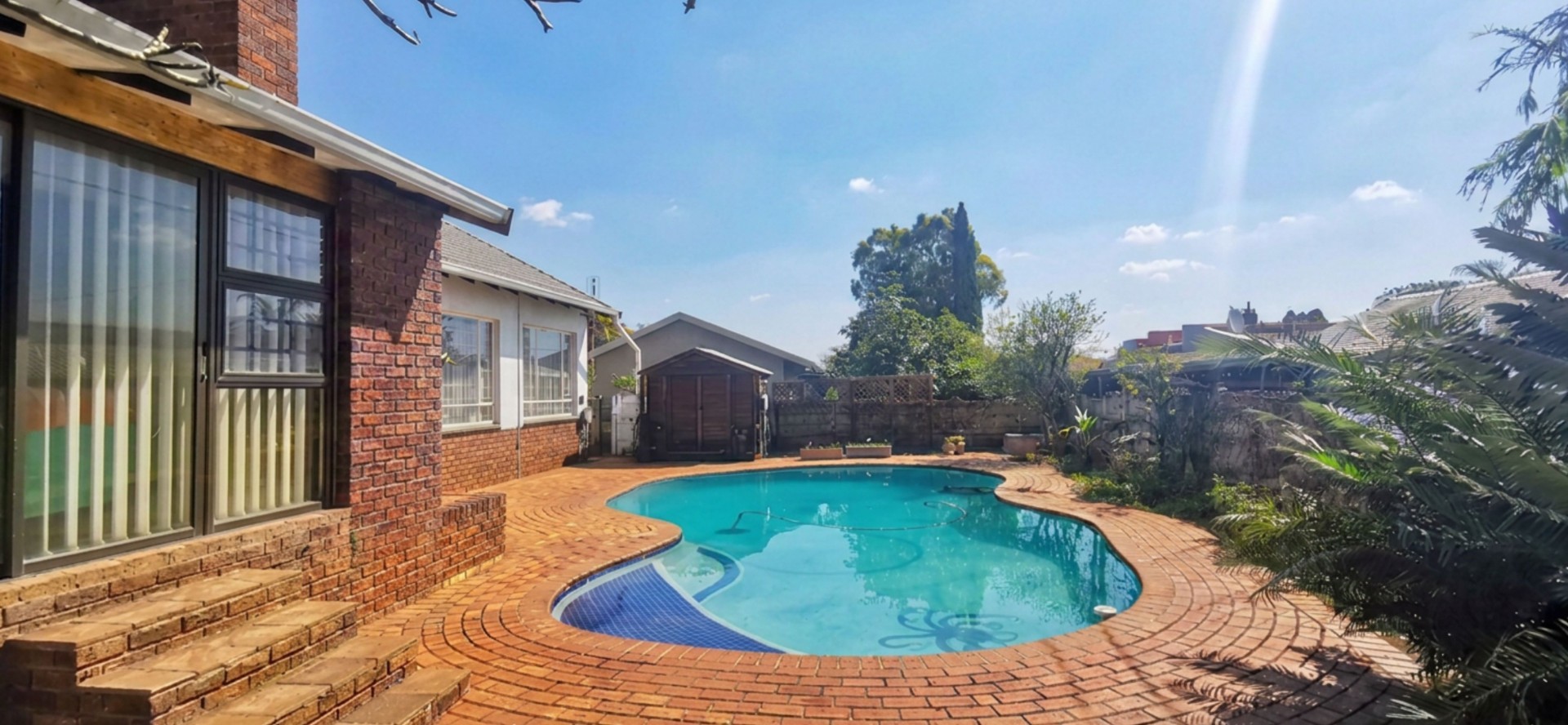 Amazing 3 bedroom, 3.5 bathroom, 3 garages, swimming pool, study, lapa, patio, garden