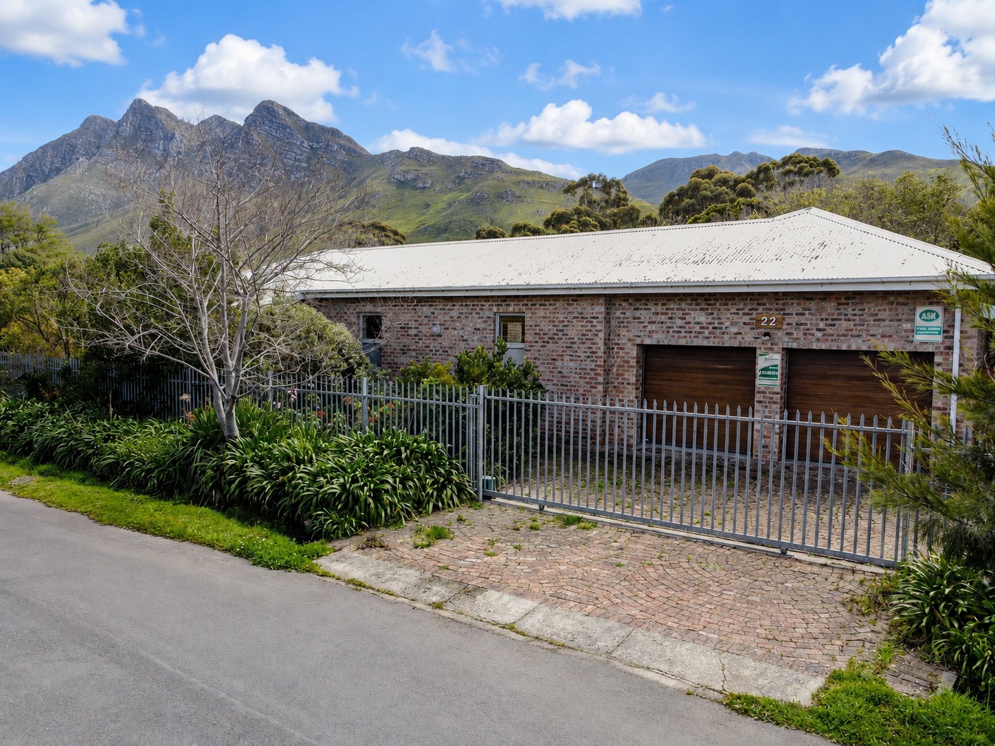 House for sale in Kleinmond Central, Kleinmond, 230 m²