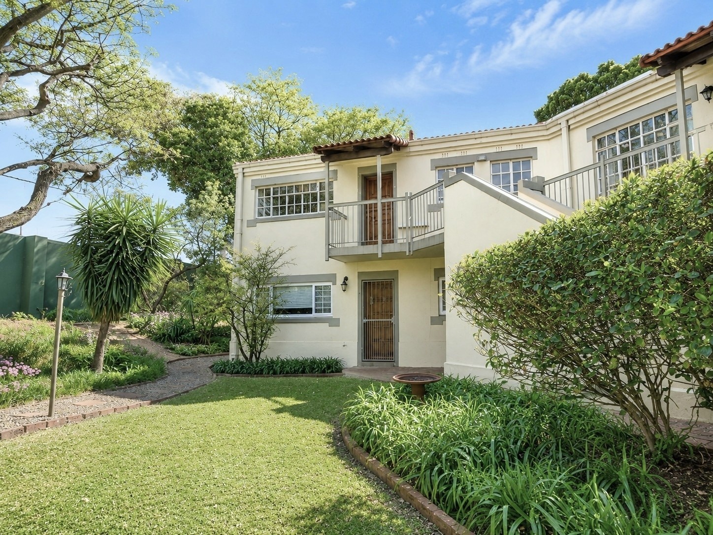 Townhouse for rent in Bryanston, Sandton, 91 m²