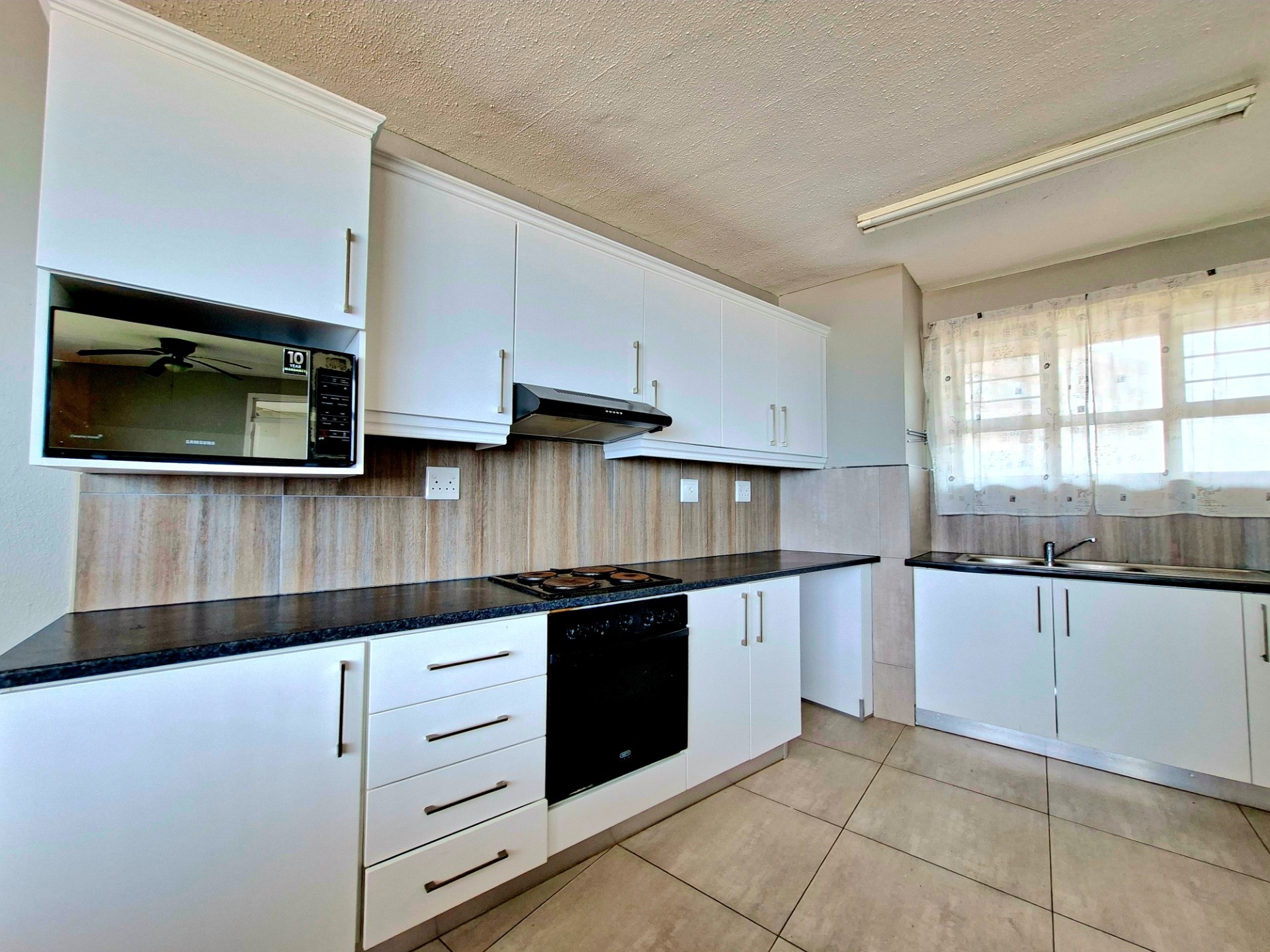 Apartment for sale in Doonside, Kingsburgh, KwaZulu Natal, 79 m²