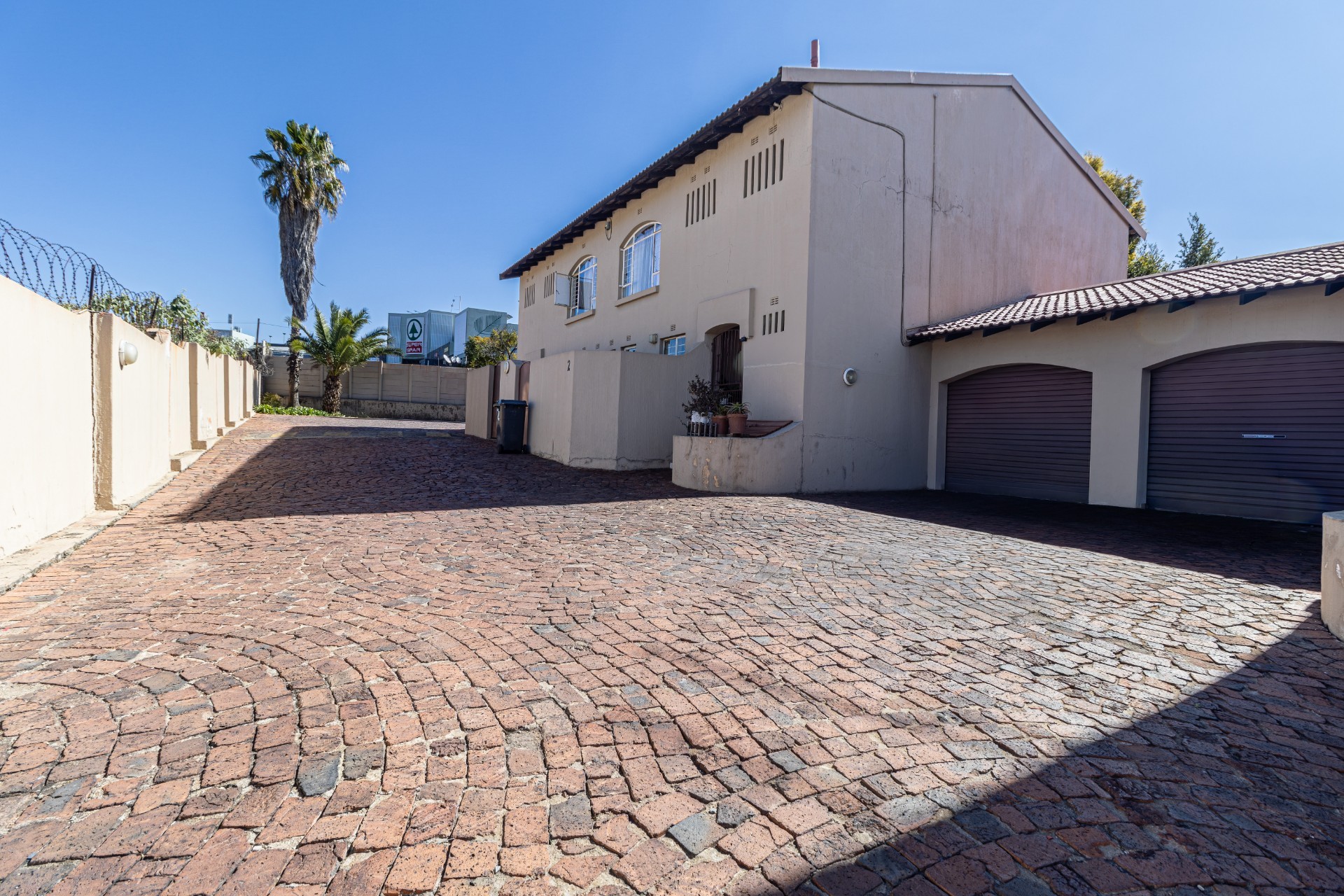 Townhouse for rent in Lyndhurst, Johannesburg, 154 m²