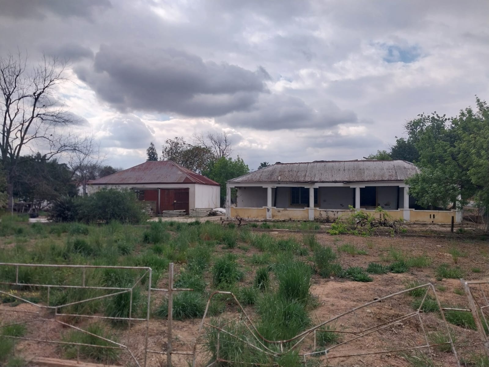 Renovators Dream -Large 220 sqm house NEEDS RENOVATION - IN Porterville