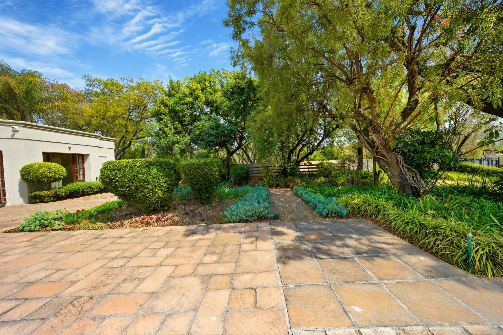 House for sale in Fourways Gardens, Sandton, 850 m²