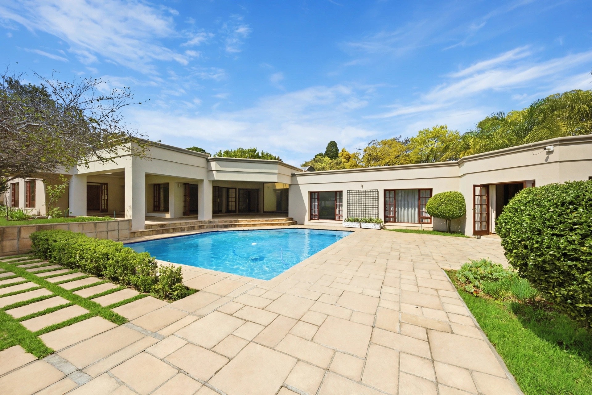 House for sale in Fourways Gardens, Sandton, 850 m²