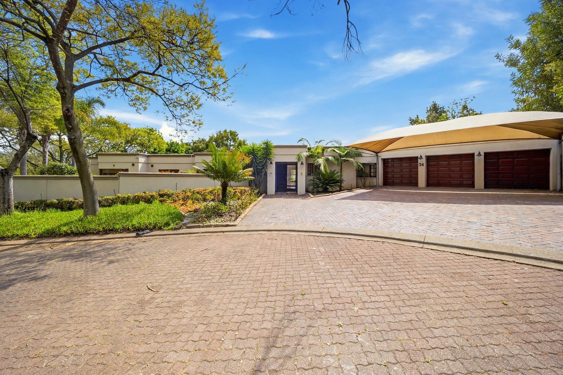 House for sale in Fourways Gardens, Sandton, 850 m²