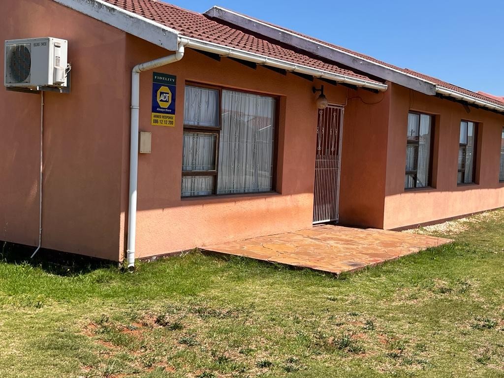 House for sale in Motherwell, Port Elizabeth, 572 m²