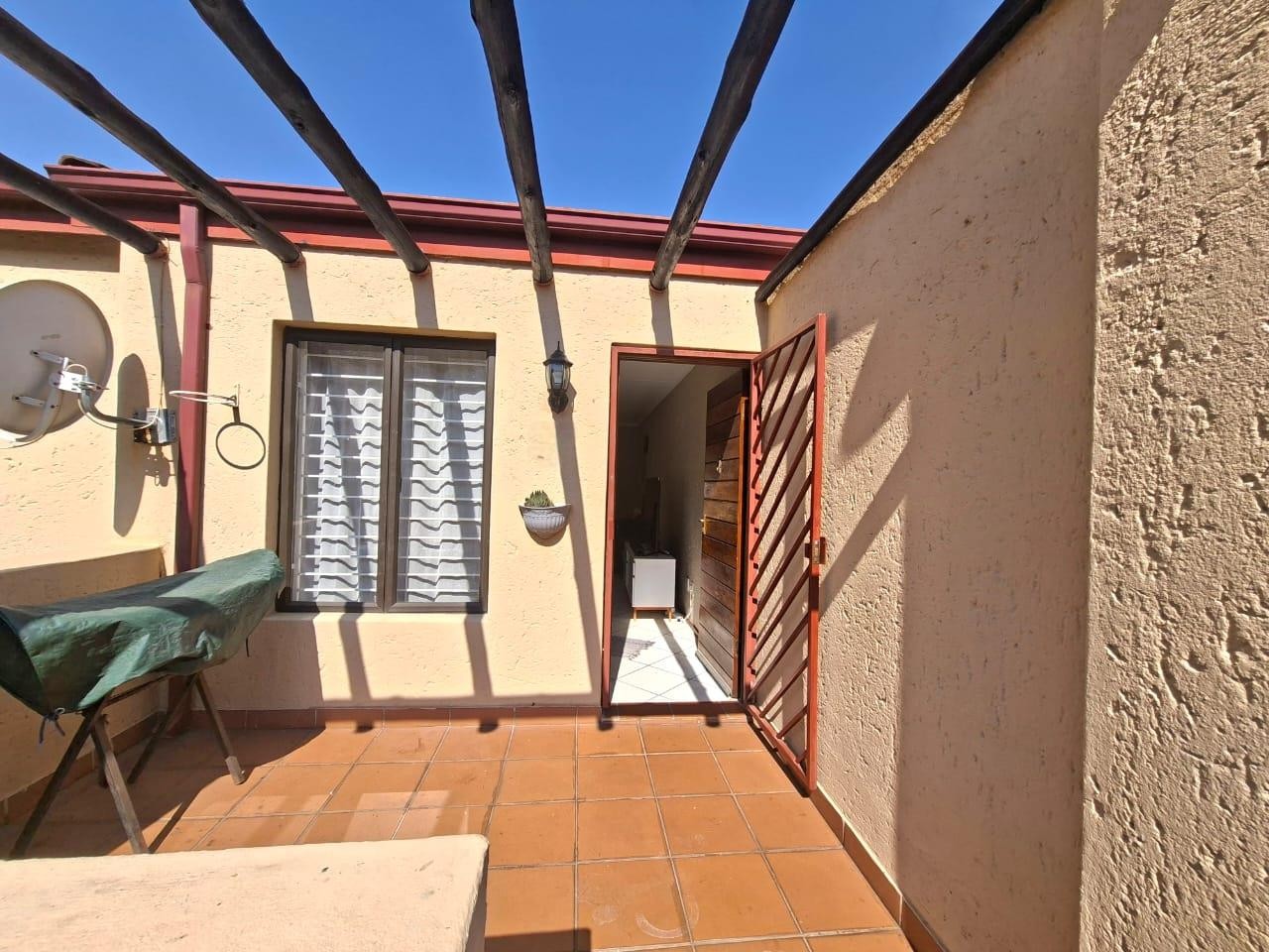 Apartment for sale in Roodekrans, Roodepoort, 83 m²