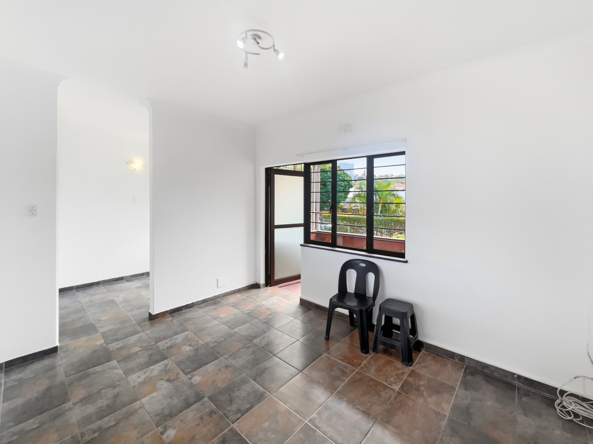 Studio Apartment for rent in Windermere, Durban, KwaZulu Natal, 9 (1st floor), Westleigh, 15 Wynnford Place, Windermere, Durban, KwaZulu Natal, 37 m²