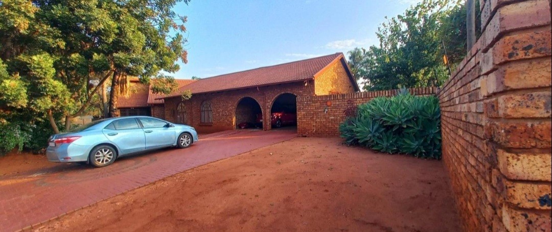 House for sale in Clarina, Akasia, 240 m²