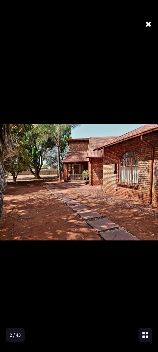 House for sale in Clarina, Akasia, 240 m²
