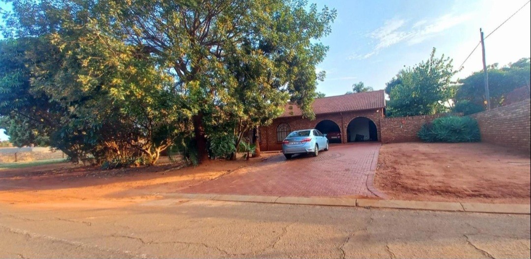 House for sale in Clarina, Akasia, 240 m²