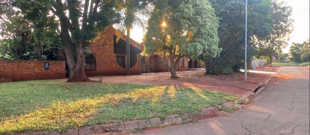 House for sale in Clarina, Akasia, 240 m²