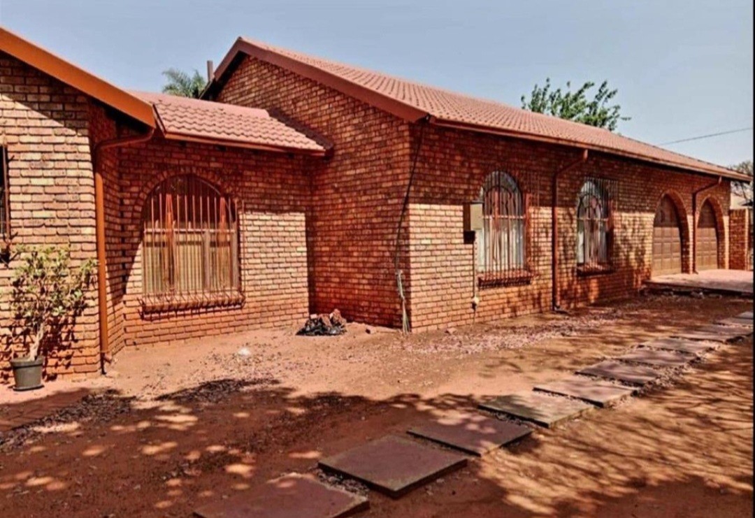 House for sale in Clarina, Akasia, 240 m²