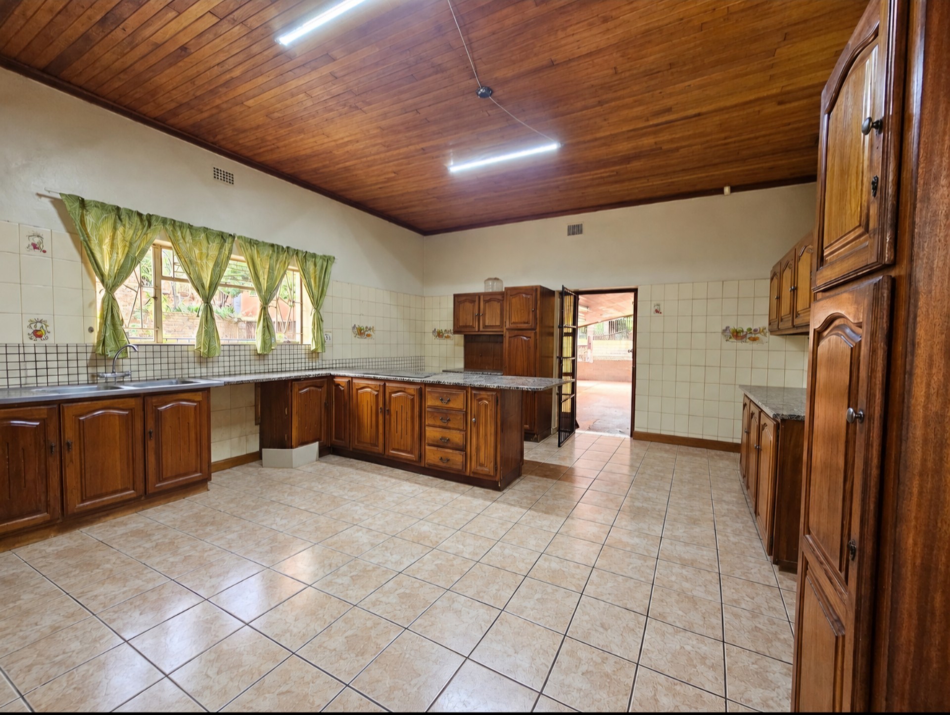 House for sale in Barberton, 1969 m²