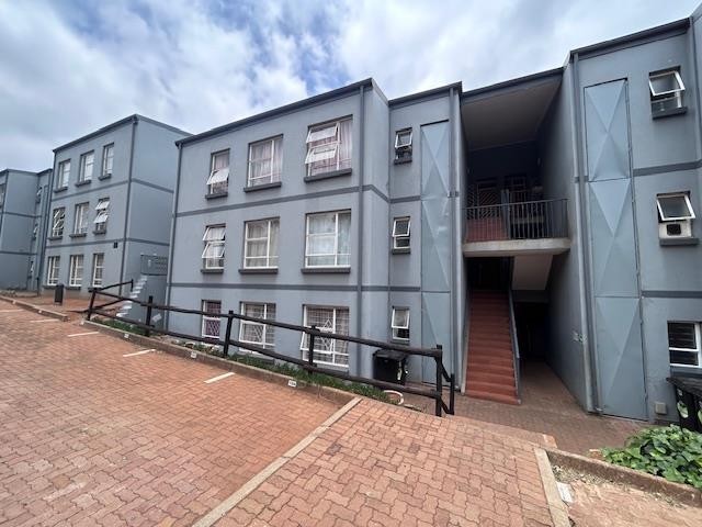 Apartment for sale in Westdene, Johannesburg, 60 m²