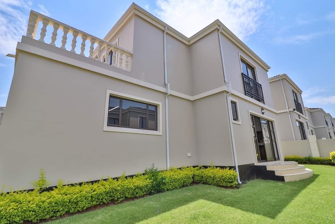 Cluster for rent in Fourways, Sandton, 250 m²